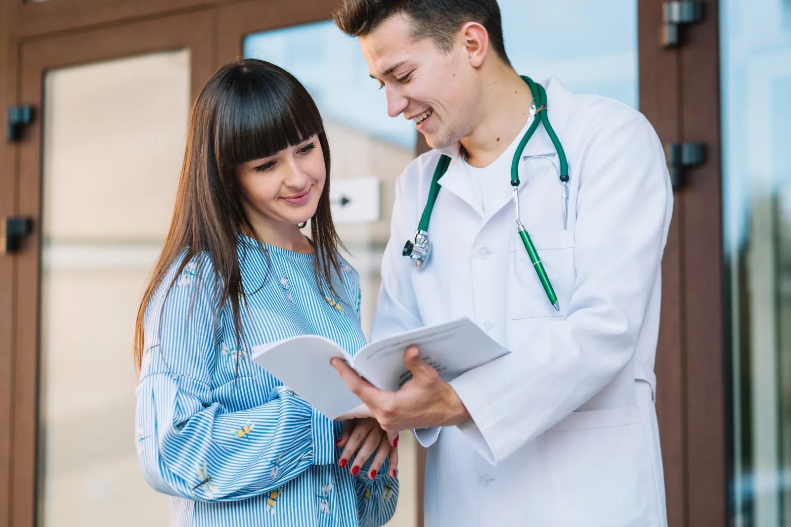 Profesionales de la salud revisando las condiciones de un paciente