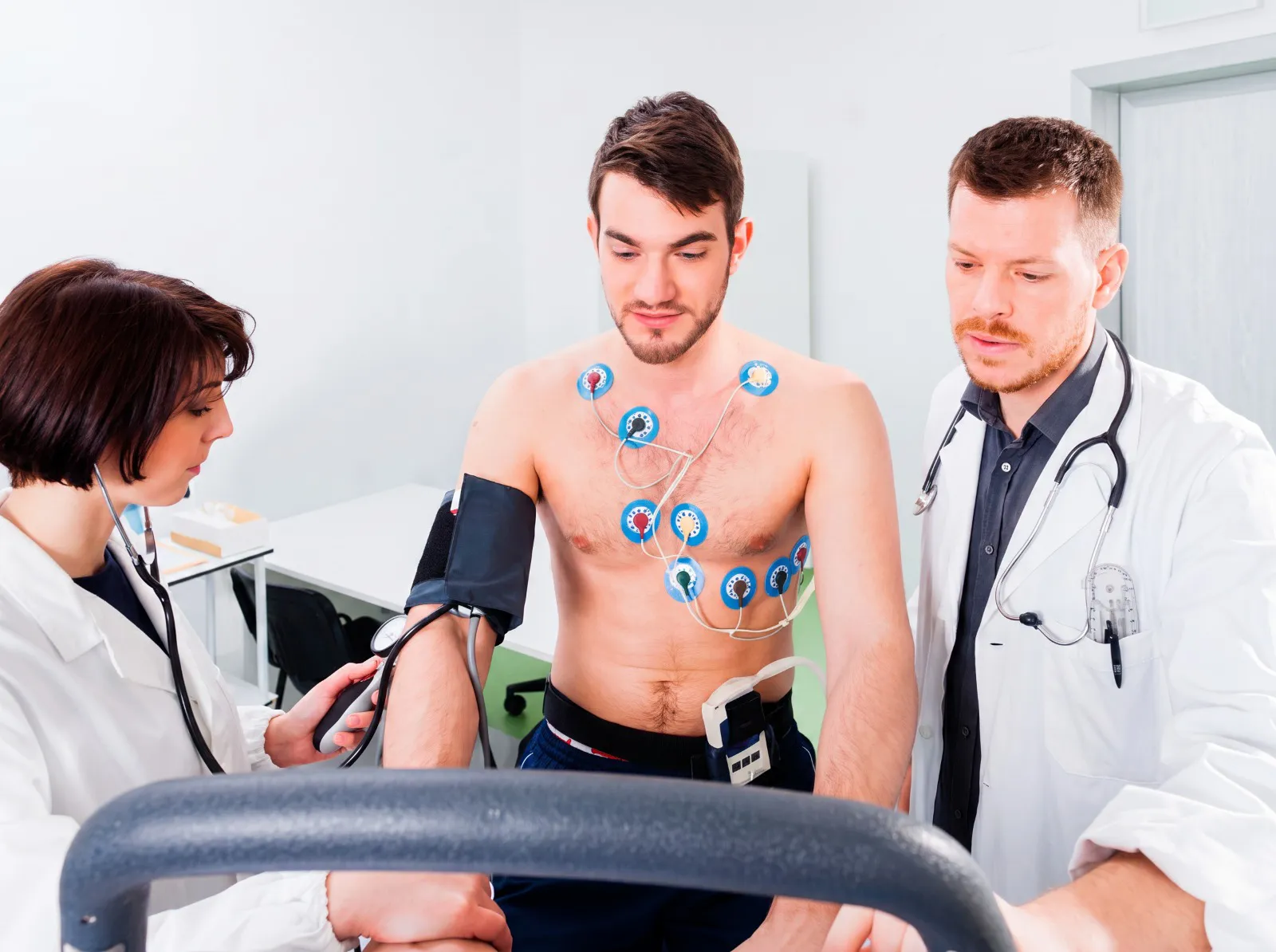 Paciente durante la realización de un electrocardiograma