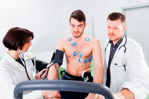 Paciente durante la realización de un electrocardiograma