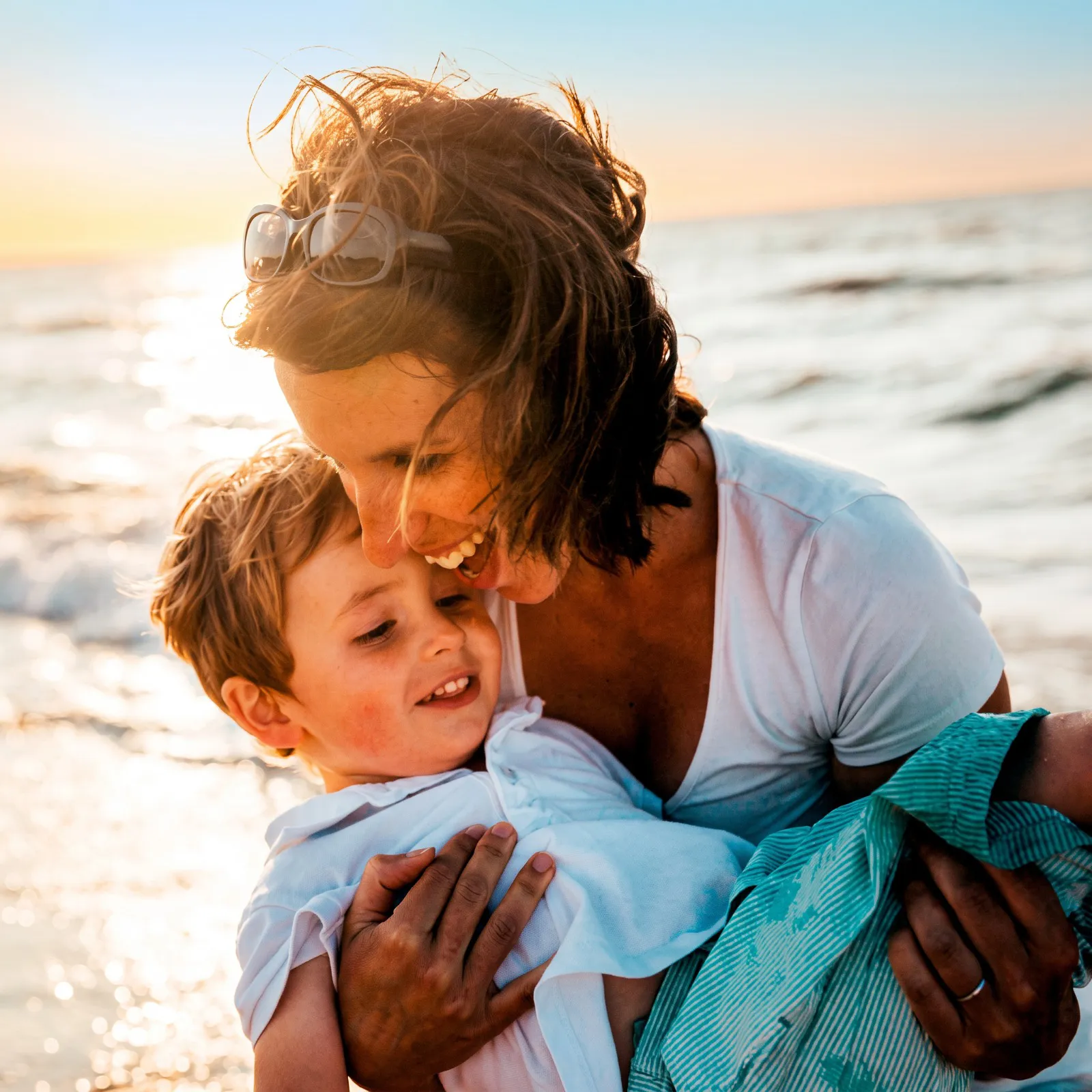 Madre junto a su hijo disfrutando de una vida saludable