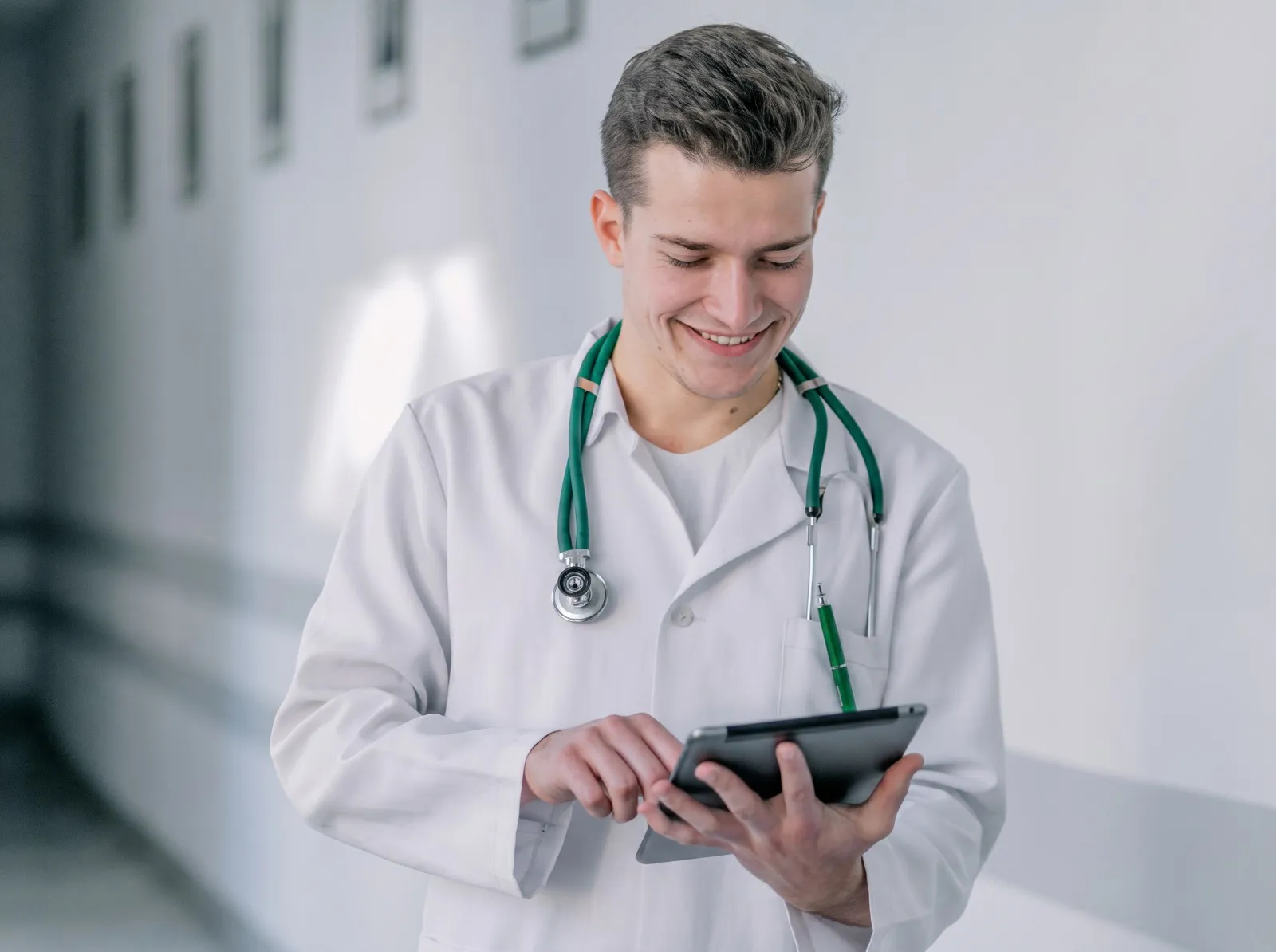 Médico vinculado al servicio de monitoreo cardiovascular